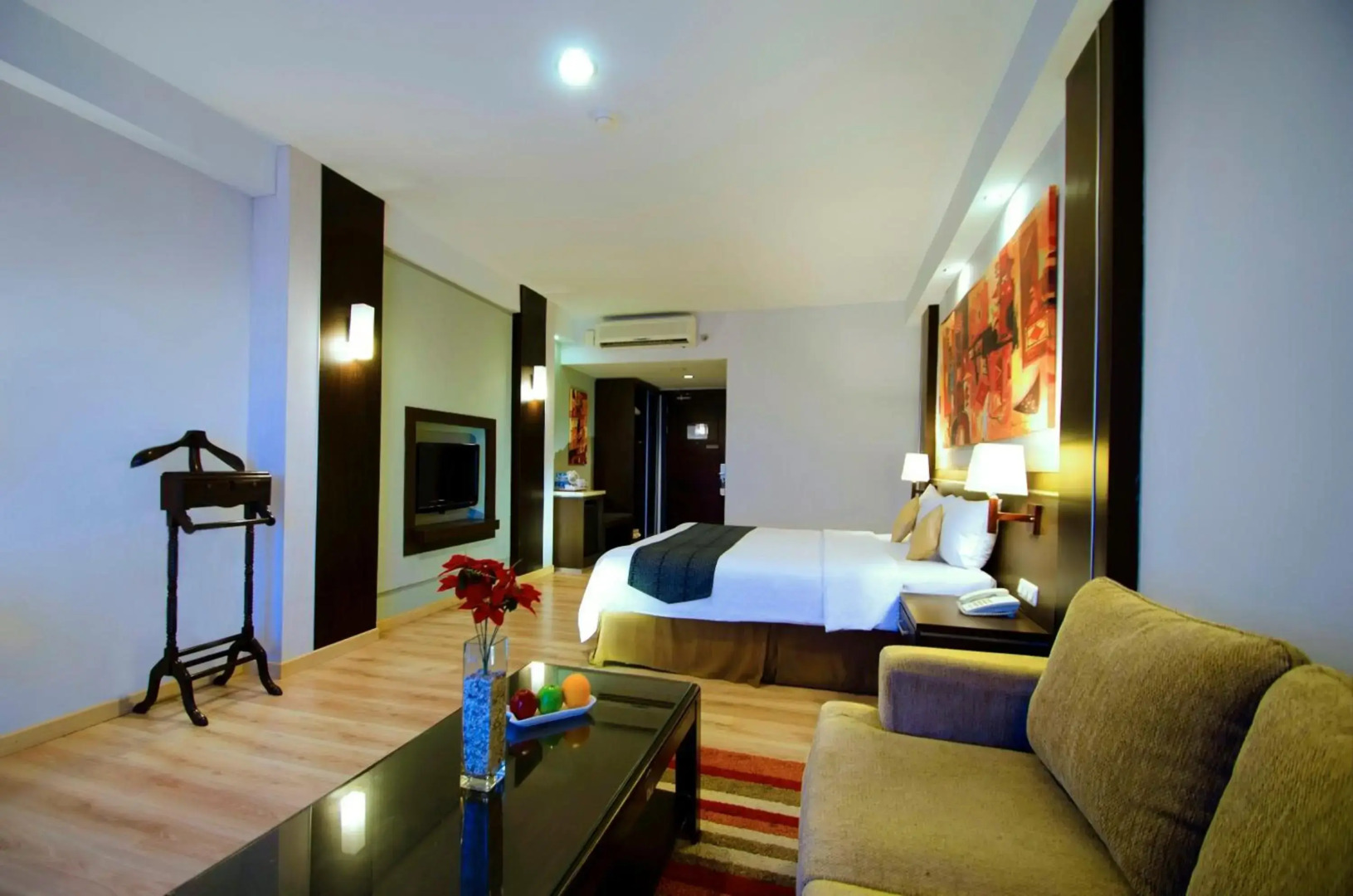 Beverly Hills Plaza Hotel & Spa