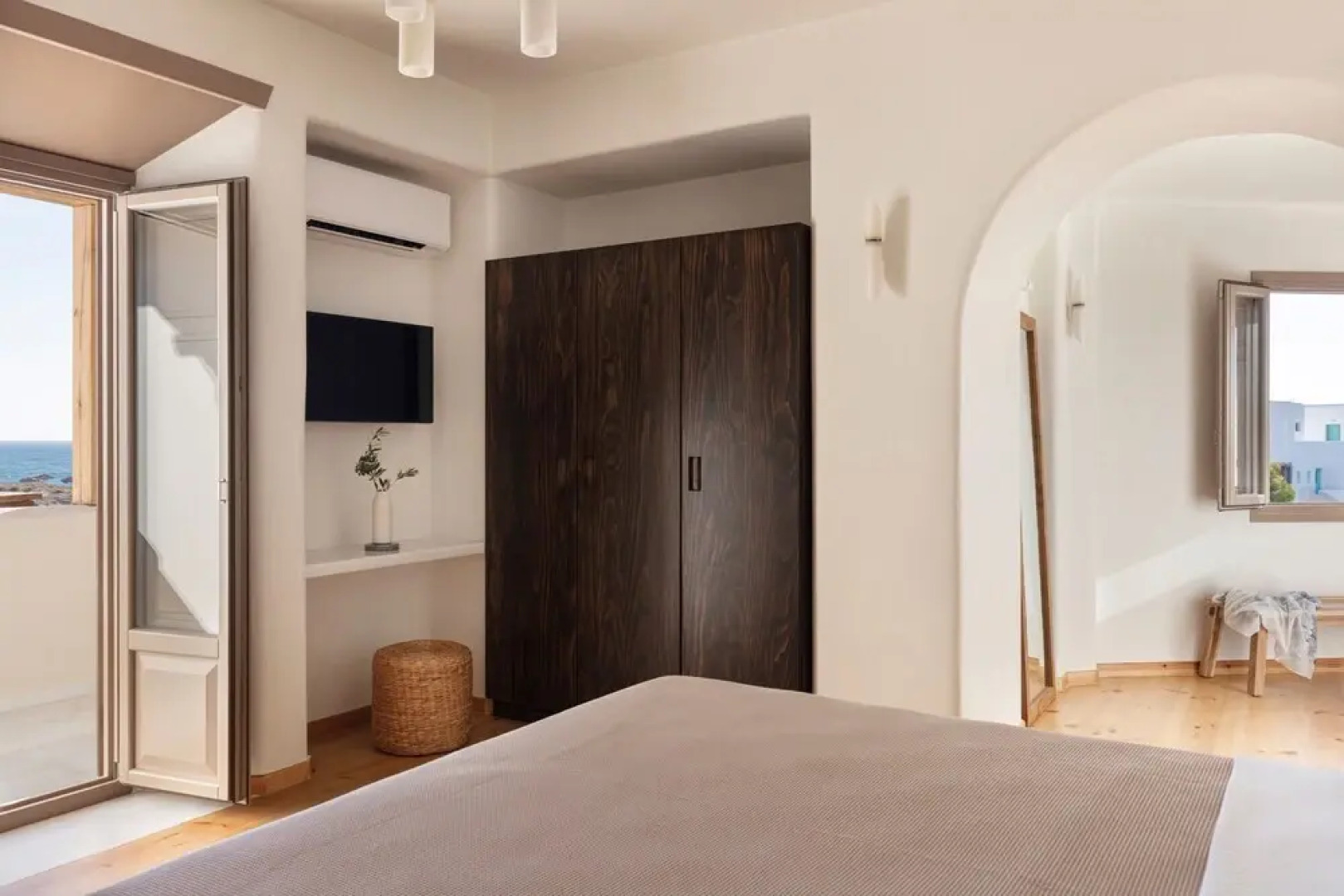 Ammothines Cycladic Suites