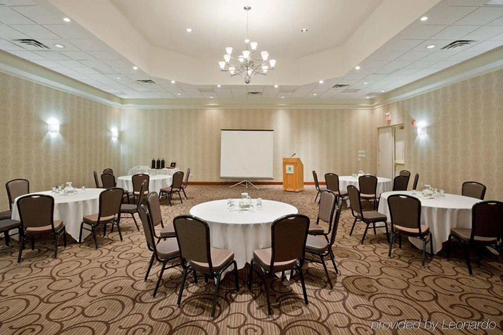 Holiday Inn Oakville Centre by IHG