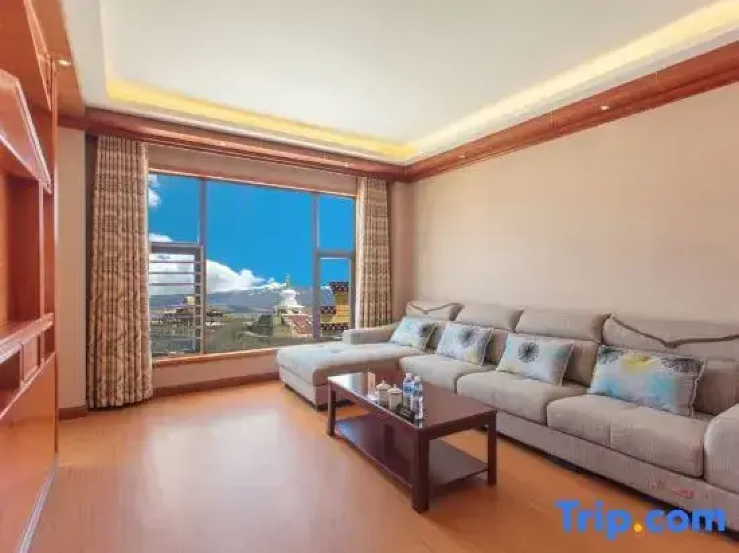 Yong Zhu Qi Ju Xi Jing Hotel (Ganzi Hongjun Road white pagoda park Branch)