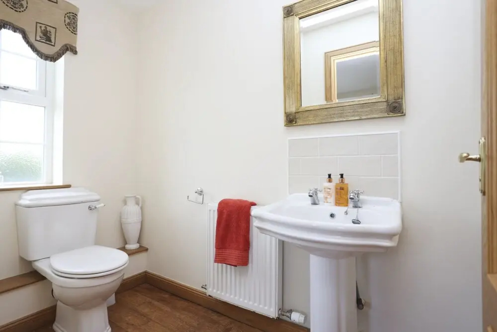 JOIVY Greenknowes Farmhouse Retreat 7 Bed With Hot Tub And Bar