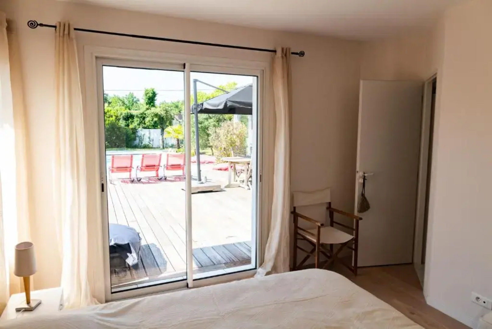 Plaisant villa with pool, close to the beach