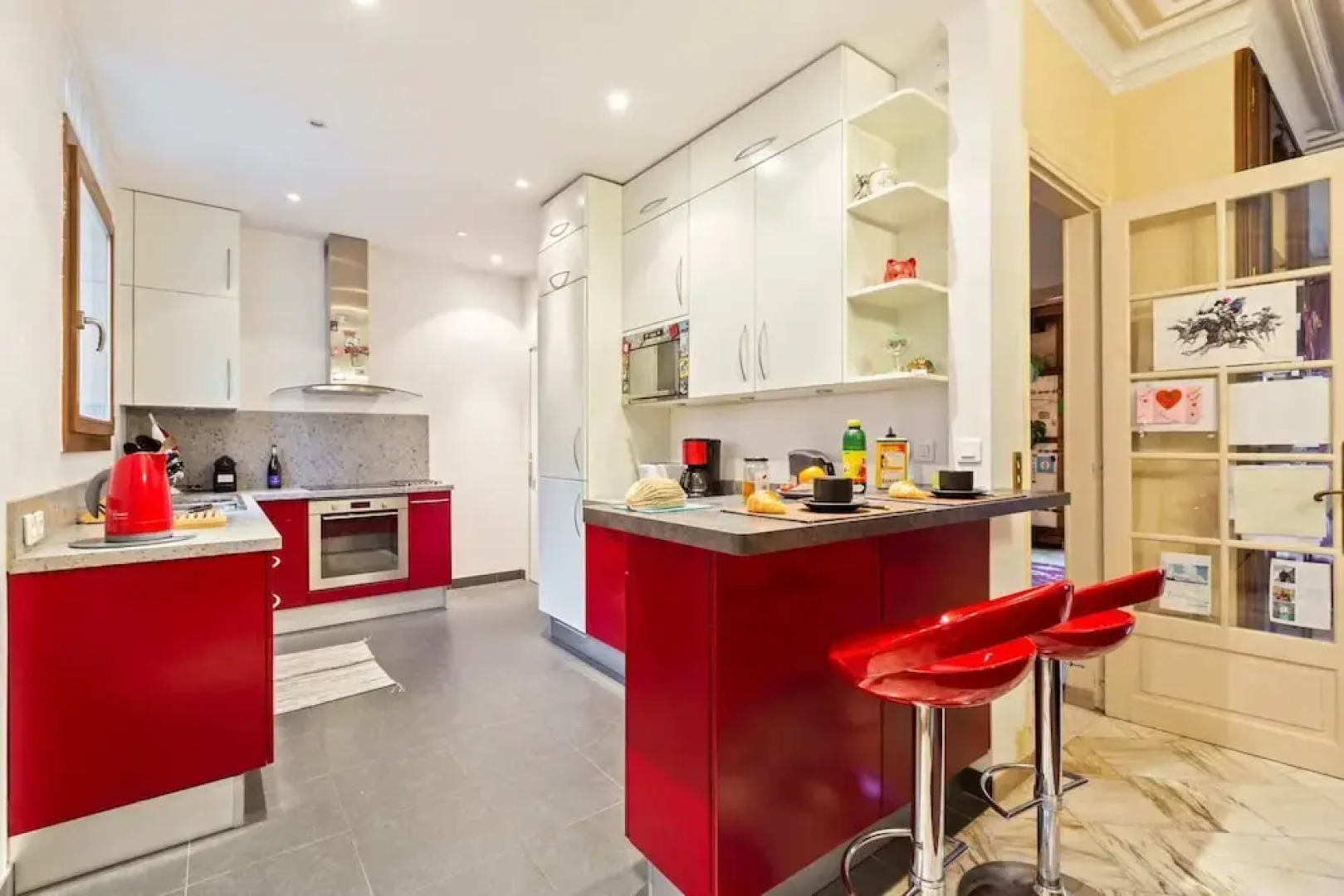 Red and Rustic Home Near Bois de Vincennes for 7 pax
