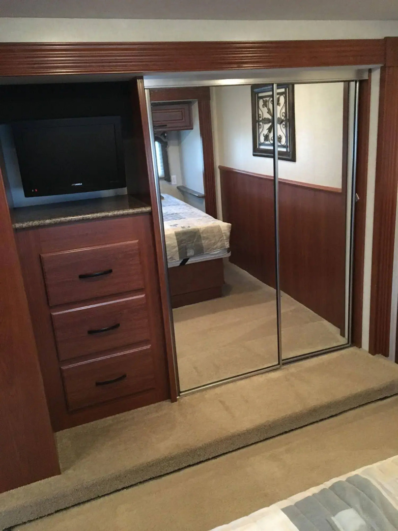 Royalty Maples Motel & Cottages