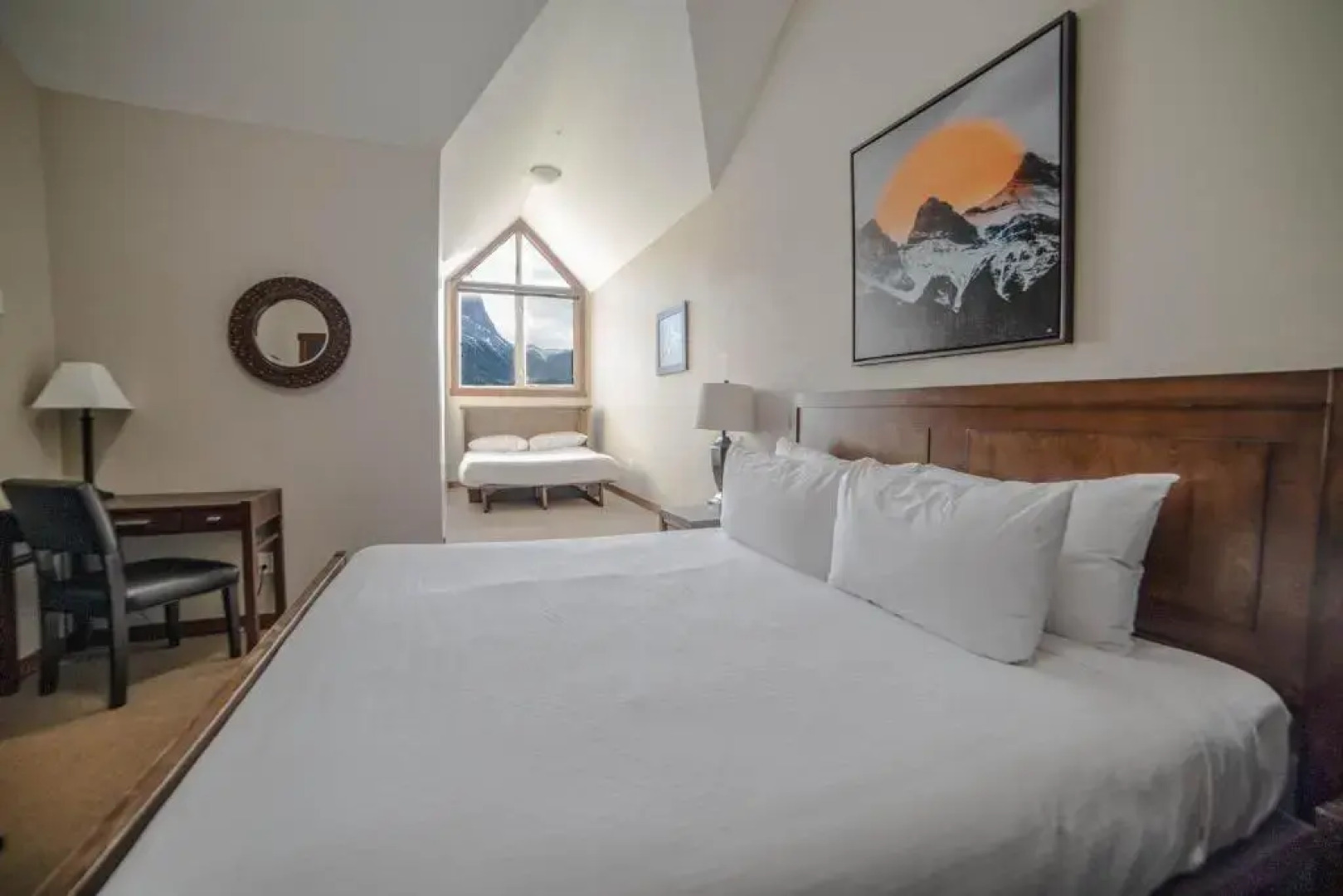 Spacious 3BR 2BA Penthouse with Mountain Views