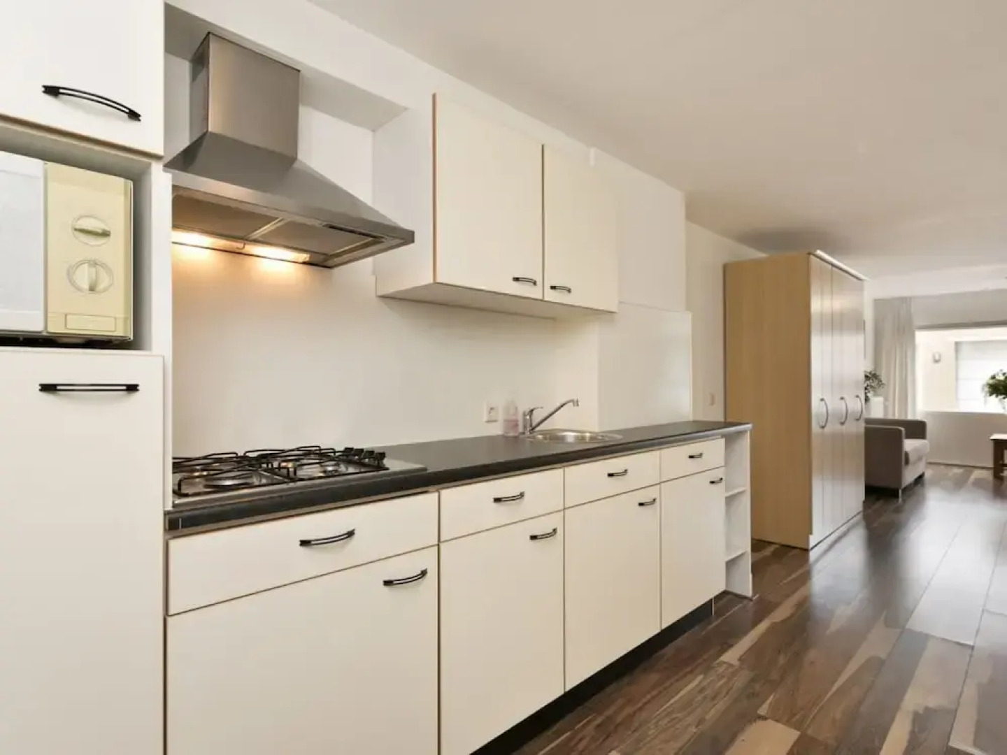 Spacious Luxury Apartment With Beautiful Views of the Marina