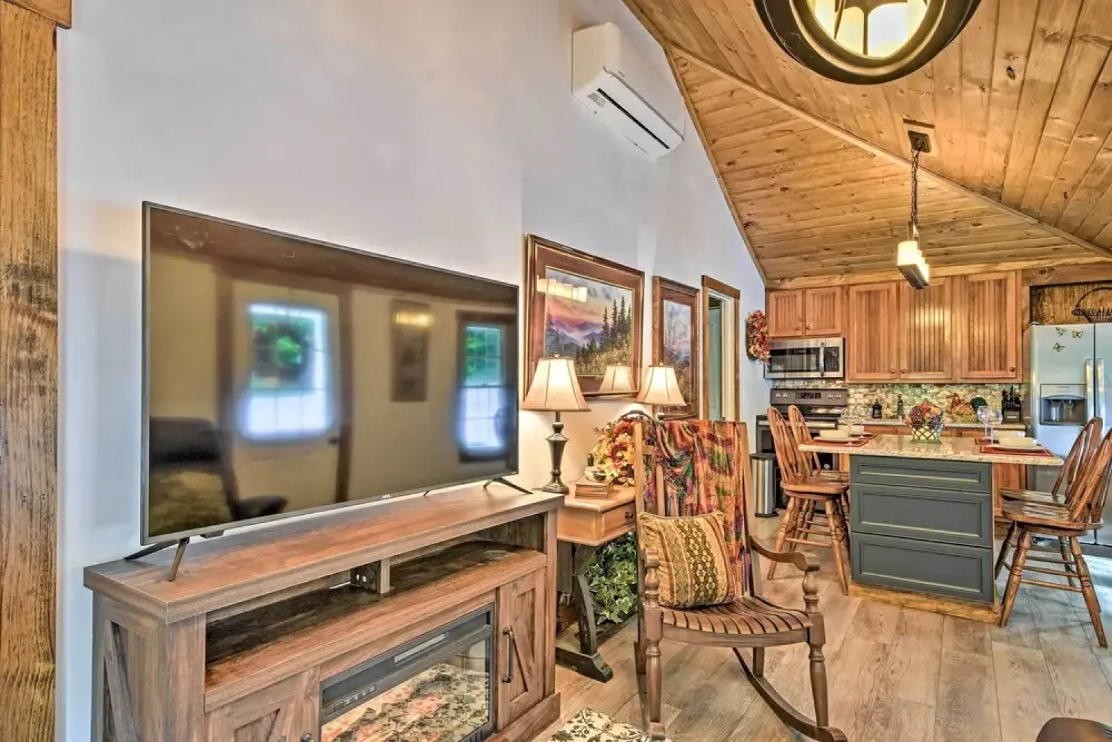 Renovated Highlands Cottage 3 Miles to Downtown!