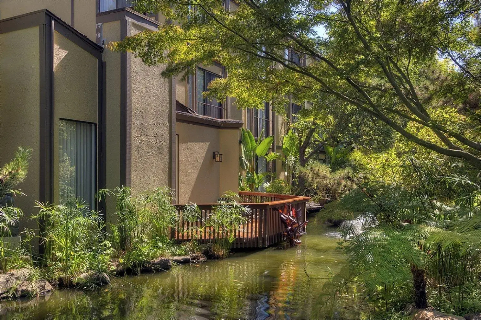 Dinah's Garden Hotel