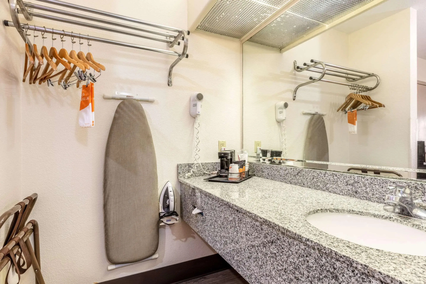 Econo Lodge Inn & Suites Memphis East