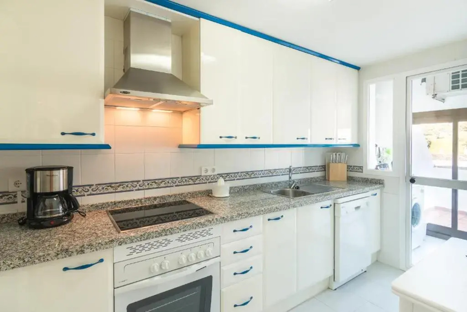 2233-Lovely 2 bedrooms on the beach, pool and port