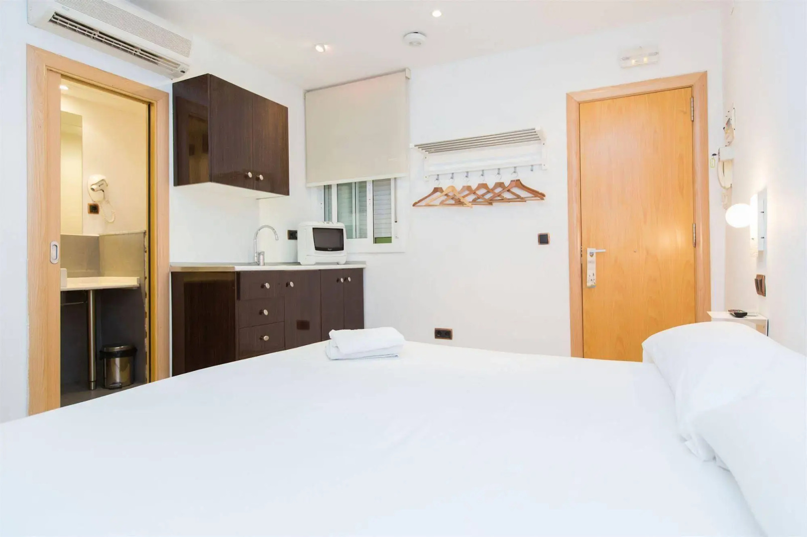 AinB Las Ramblas Colón Apartments