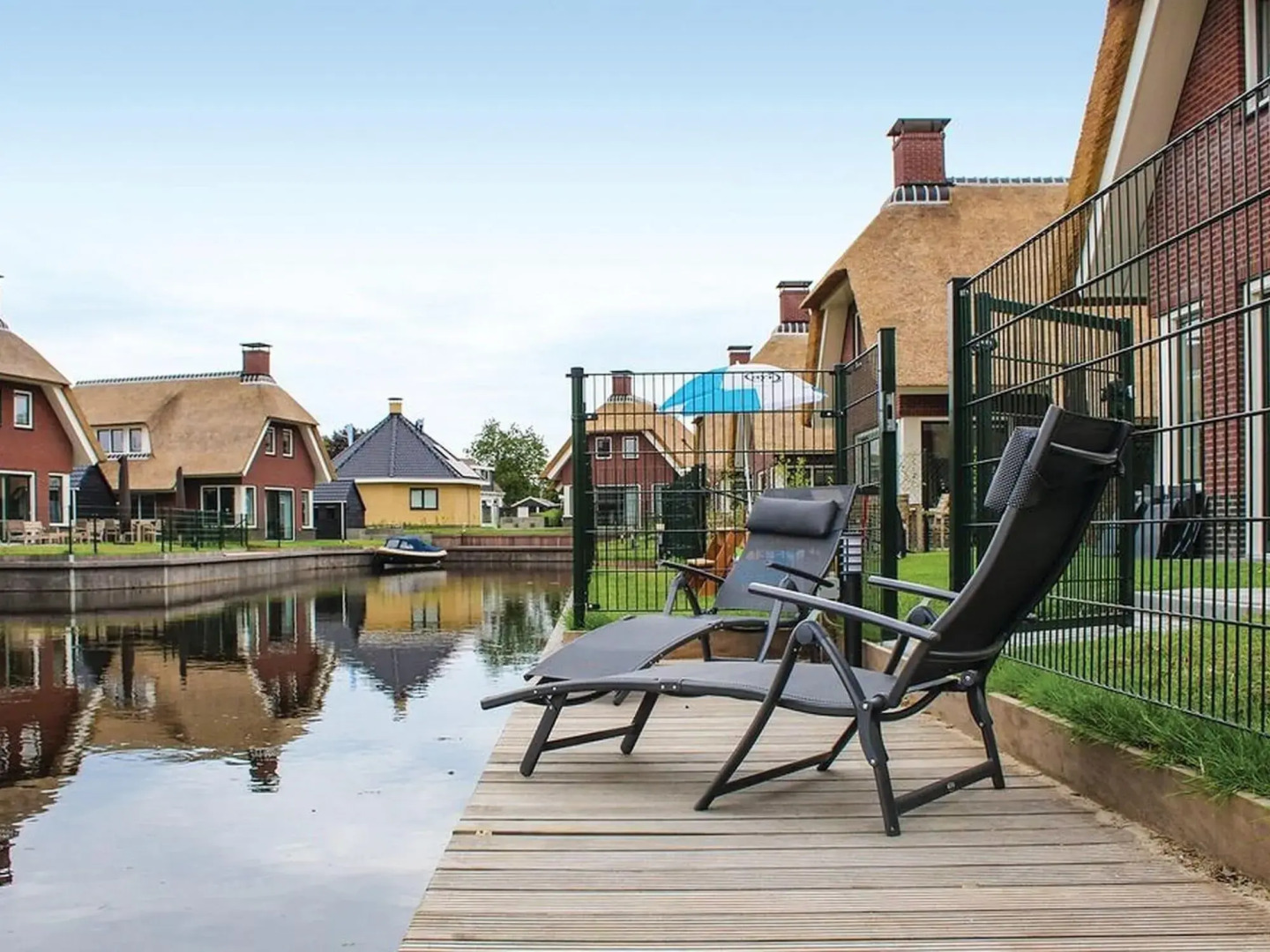 Beautiful villa with enclosed garden, in a holiday park in Friesland