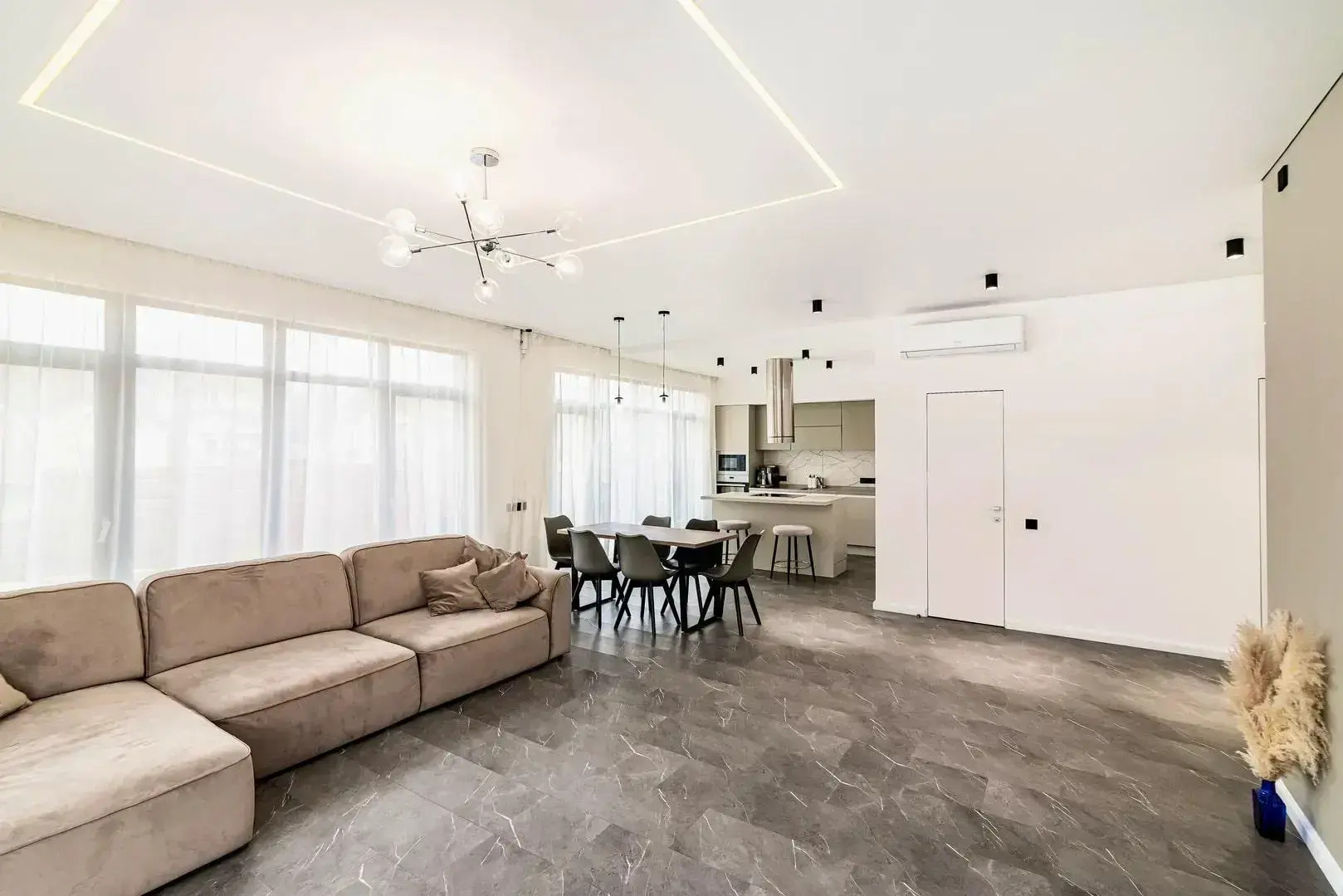 Стильный дом с теплым бассейном и сауной