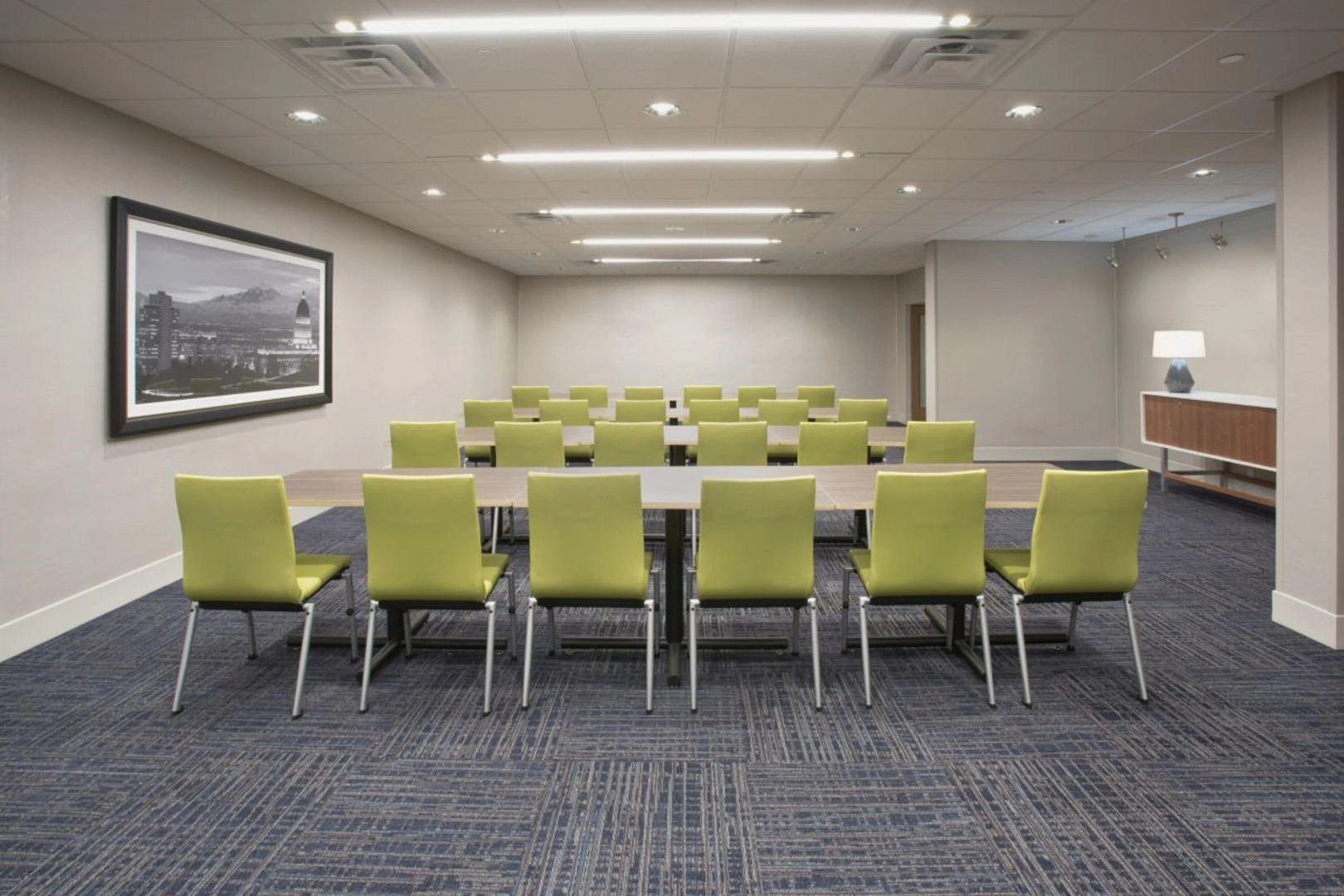 Holiday Inn Express & Suites Kingfisher by IHG