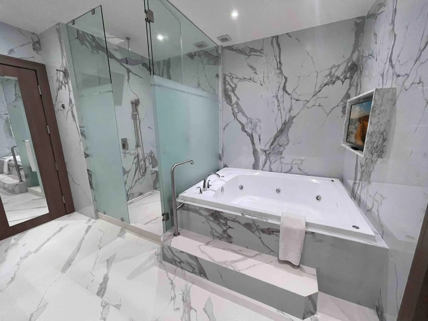 Safi Royal Luxury Metropolitan