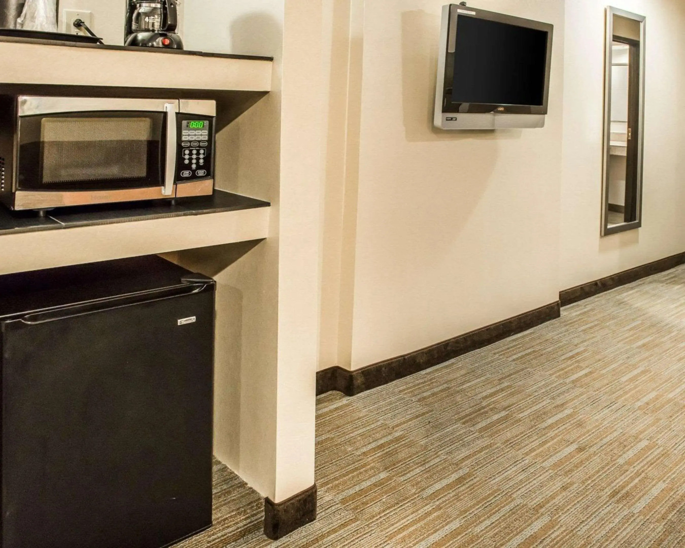 Hometowne Studios & Suites By Red Roof Washington