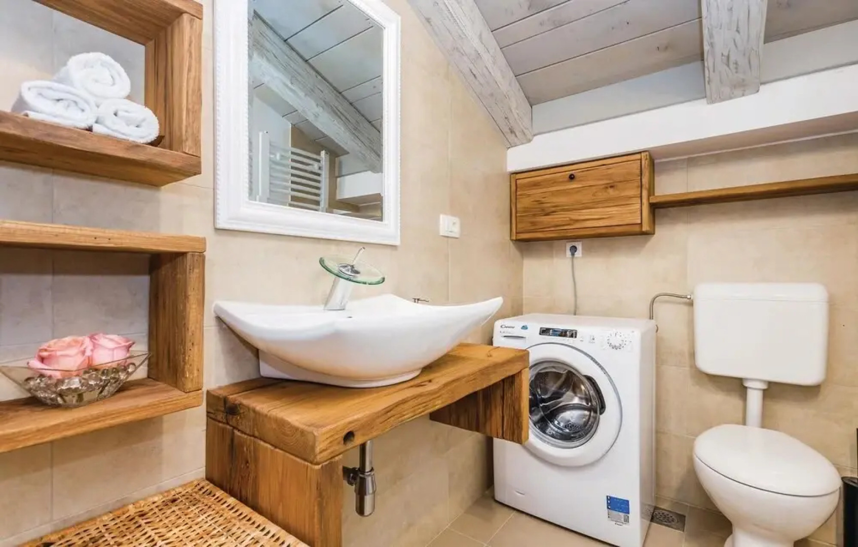 Stunning Home in Jurdani With Wifi and 2 Bedrooms