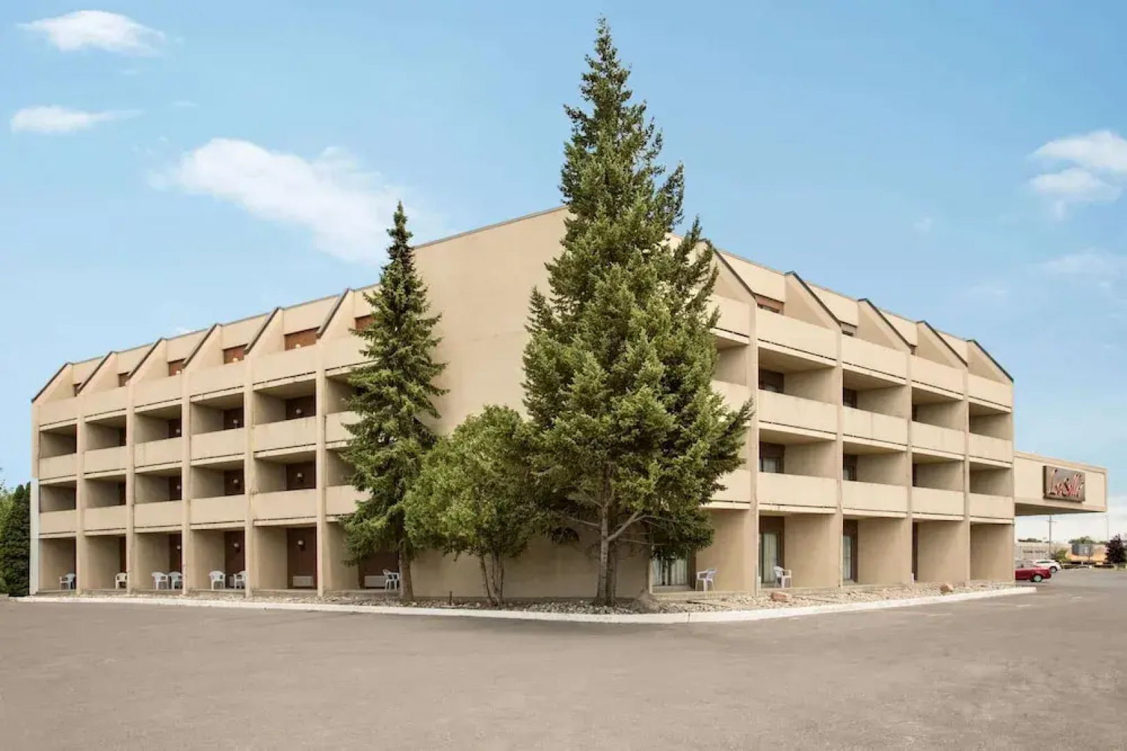 Travelodge Kingston LaSalle Hotel