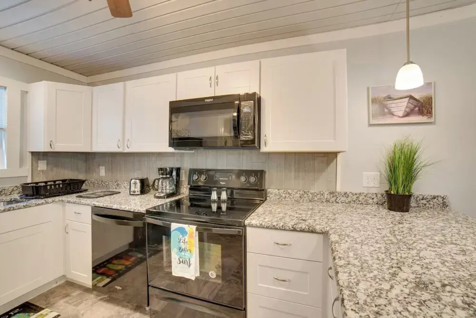 Ocean Isle Beach Studio w/ Patio - 1 Mi to Pier!