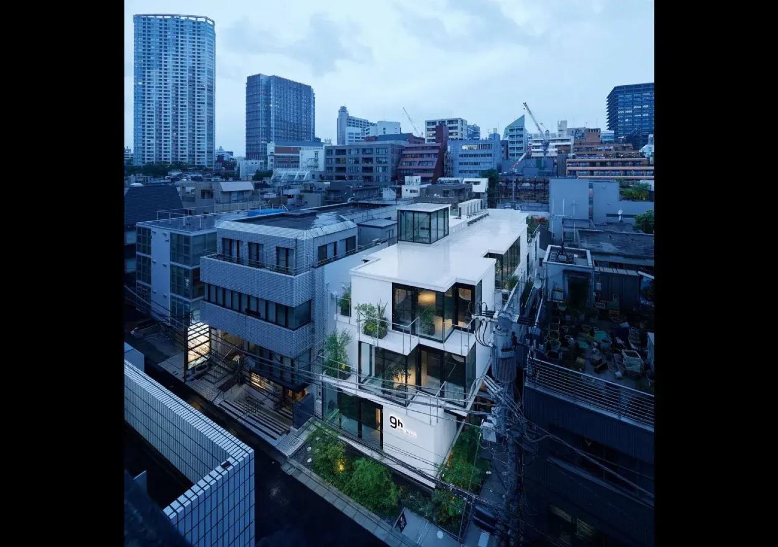 9h nine hours Akasaka