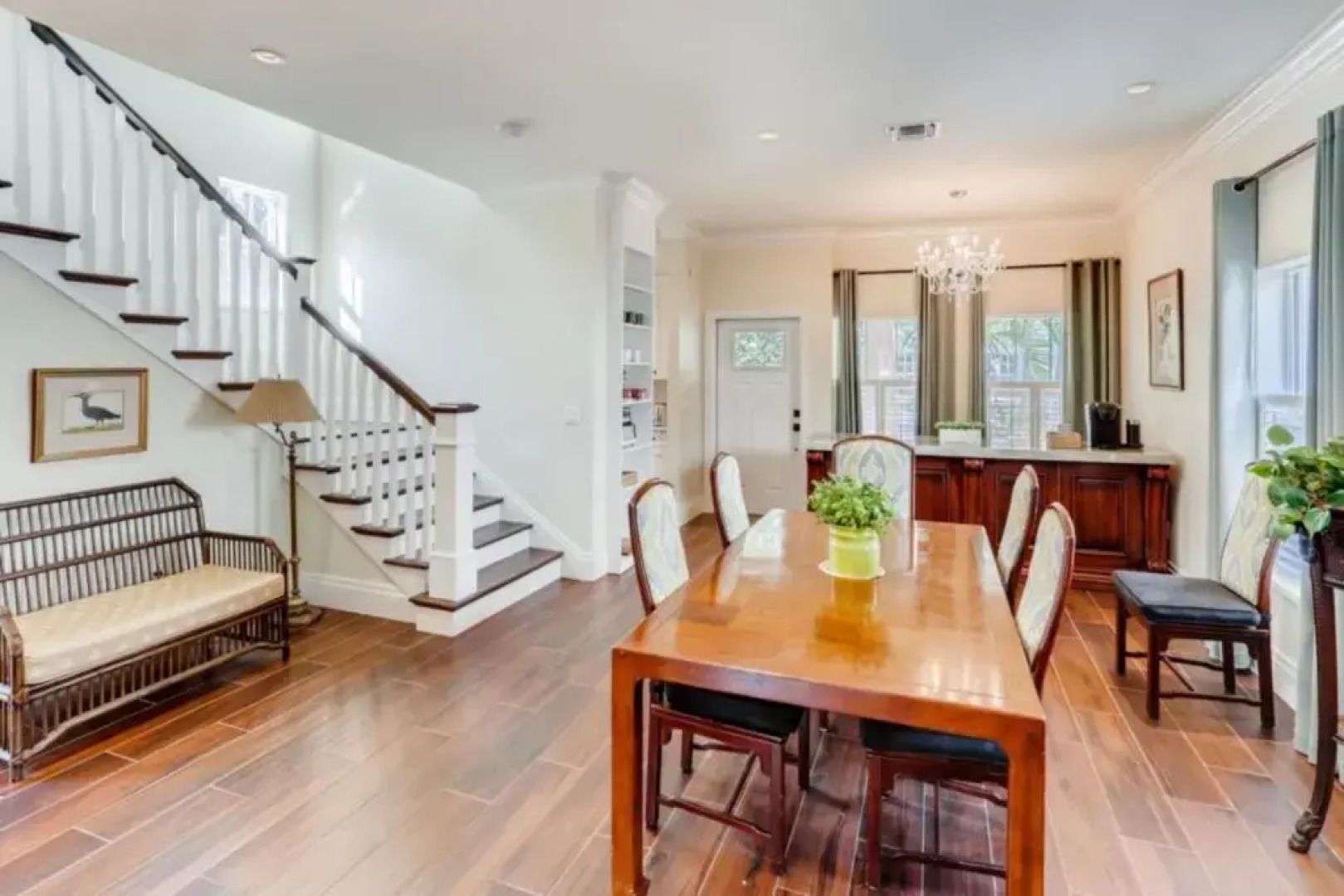 Pink House Modern 3bd 3ba Parking and Porch