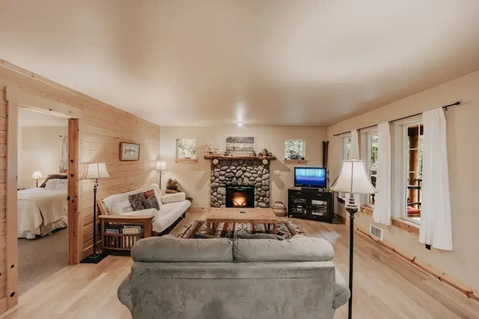 95gs - Hot Tub - Wifi - Pets Ok - Sleeps 4 2 Bedroom Home by RedAwning