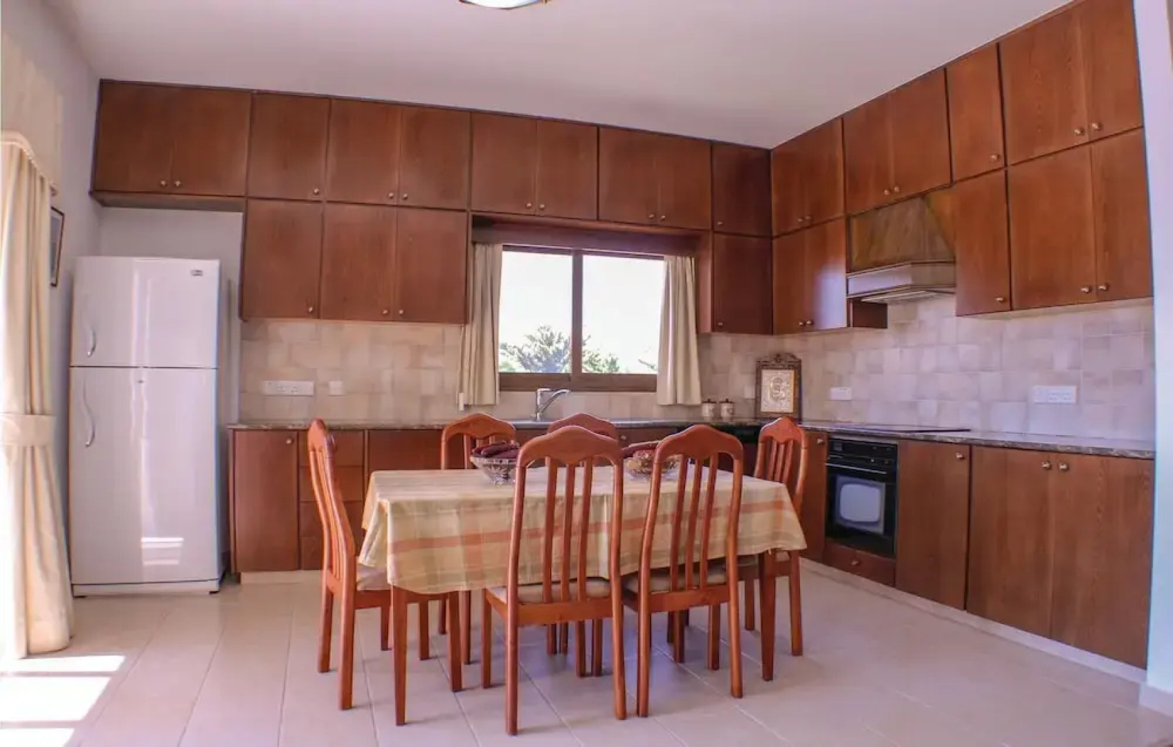 Beautiful Home in Maroni Lamaka With Wifi and 4 Bedrooms