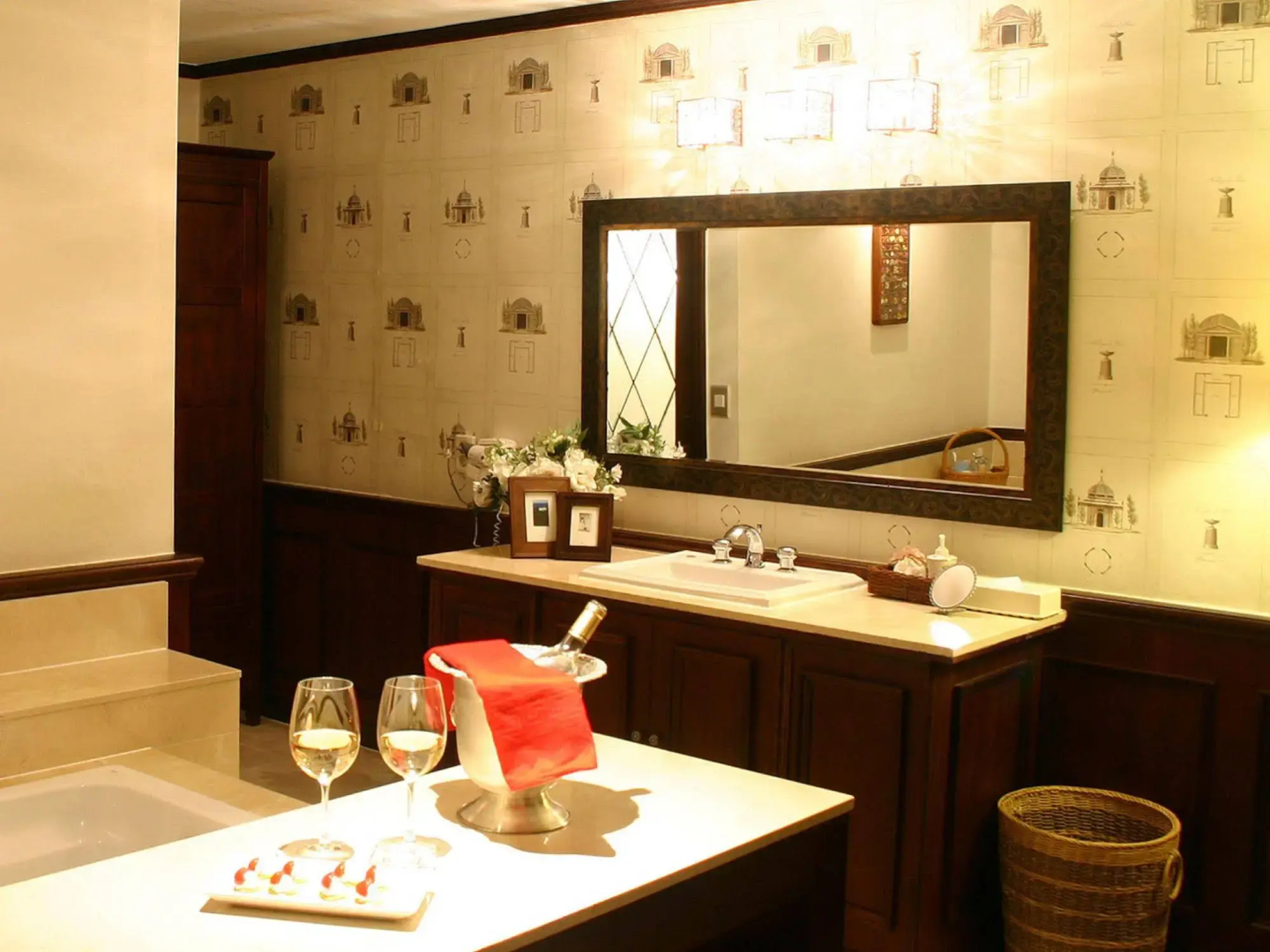 Hotel November