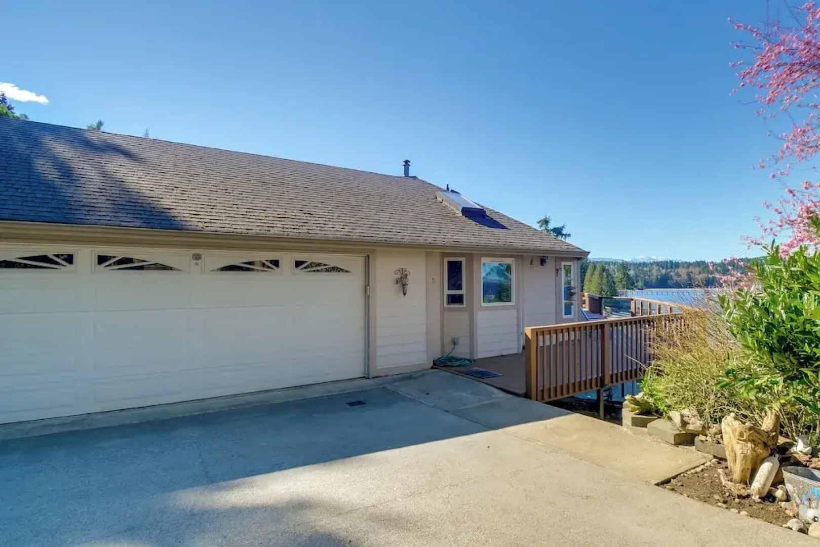 Waterfront PNW Escape w/ Deck & Beach Access!