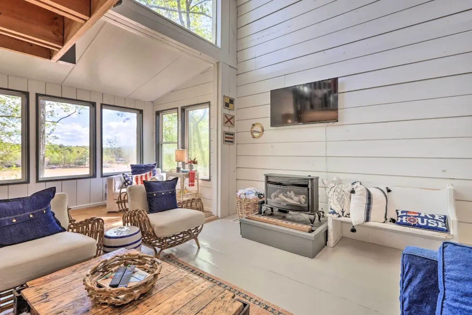 'the Chalet on Sinclair' w/ Private Dock & Kayaks!