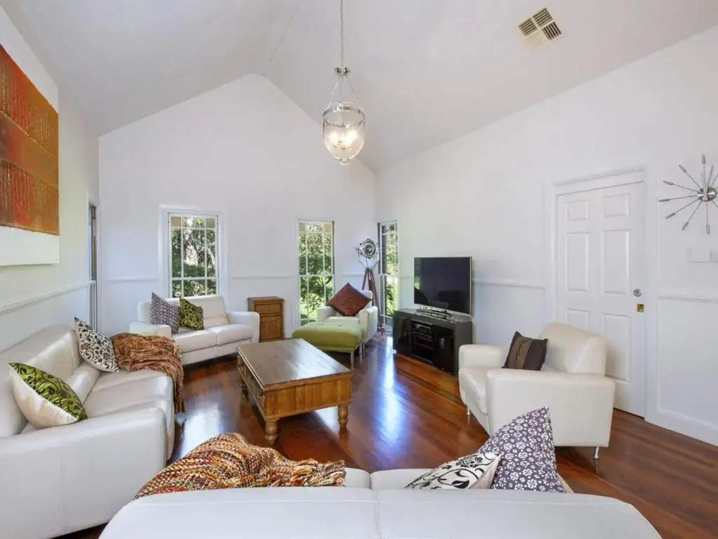 THE ELMS Berry Berry and Surrounds 4pm check out Sundays