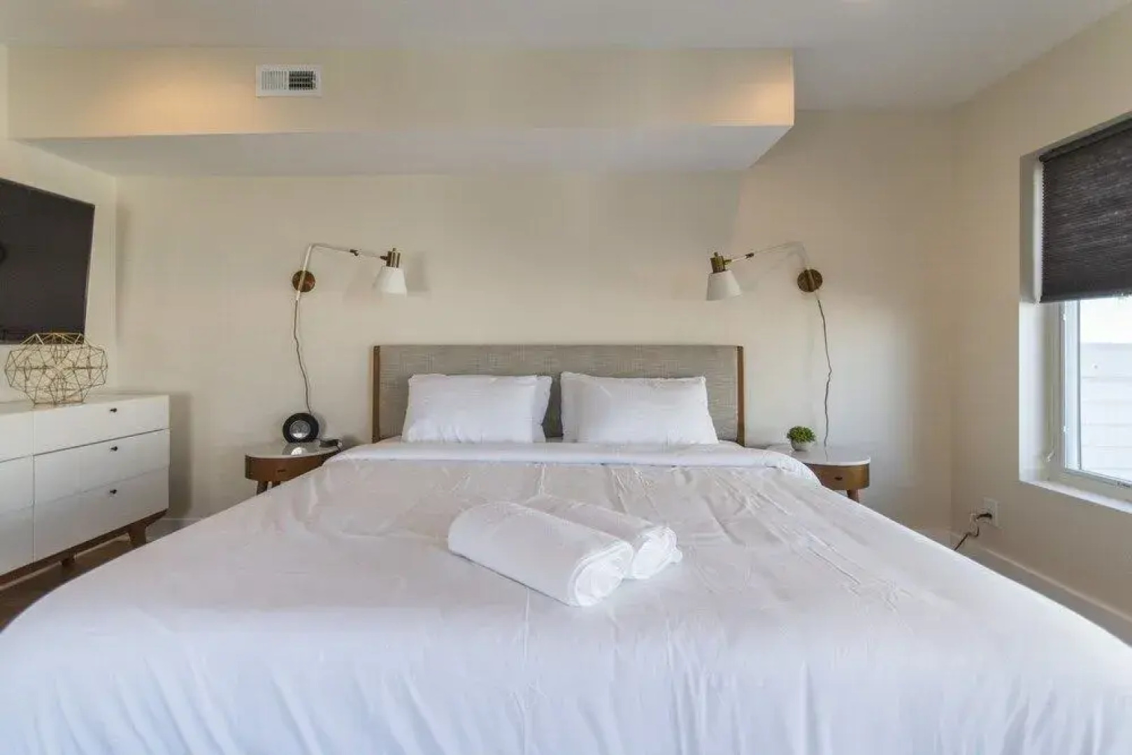 Majestic Nolibs Retreat - Roof Deck and Balcony