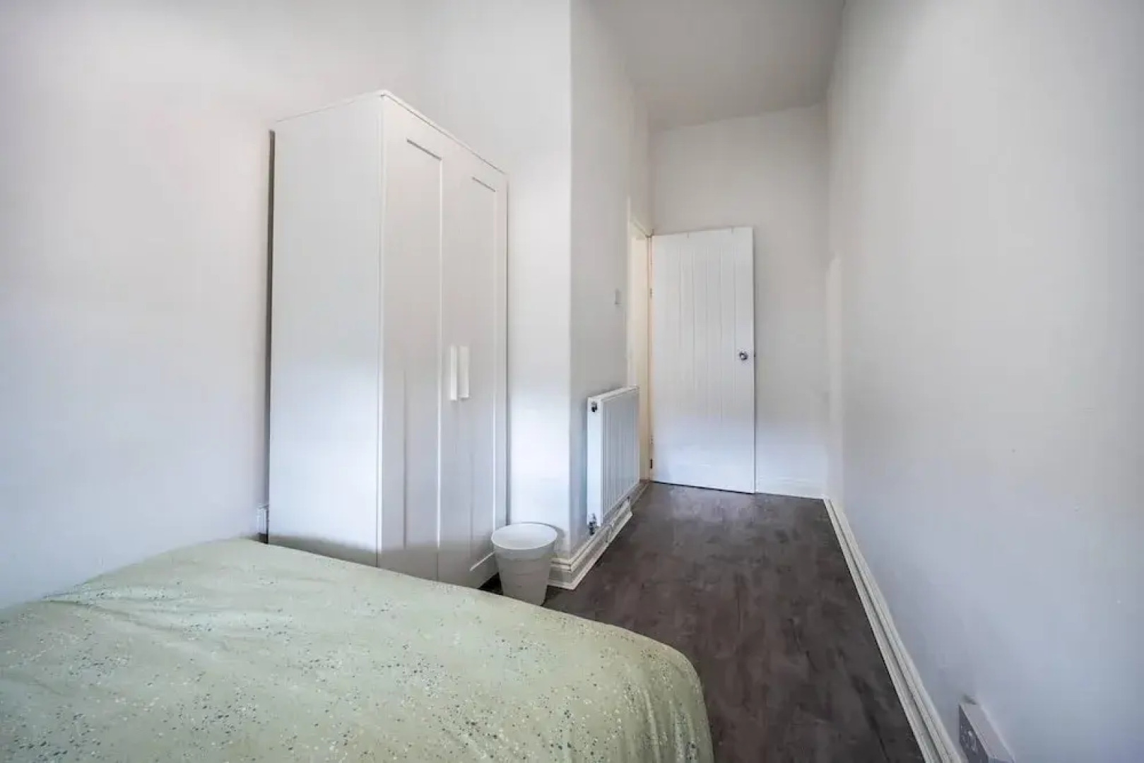 Modern Spacious 2 br House in Leigh, Free Parking