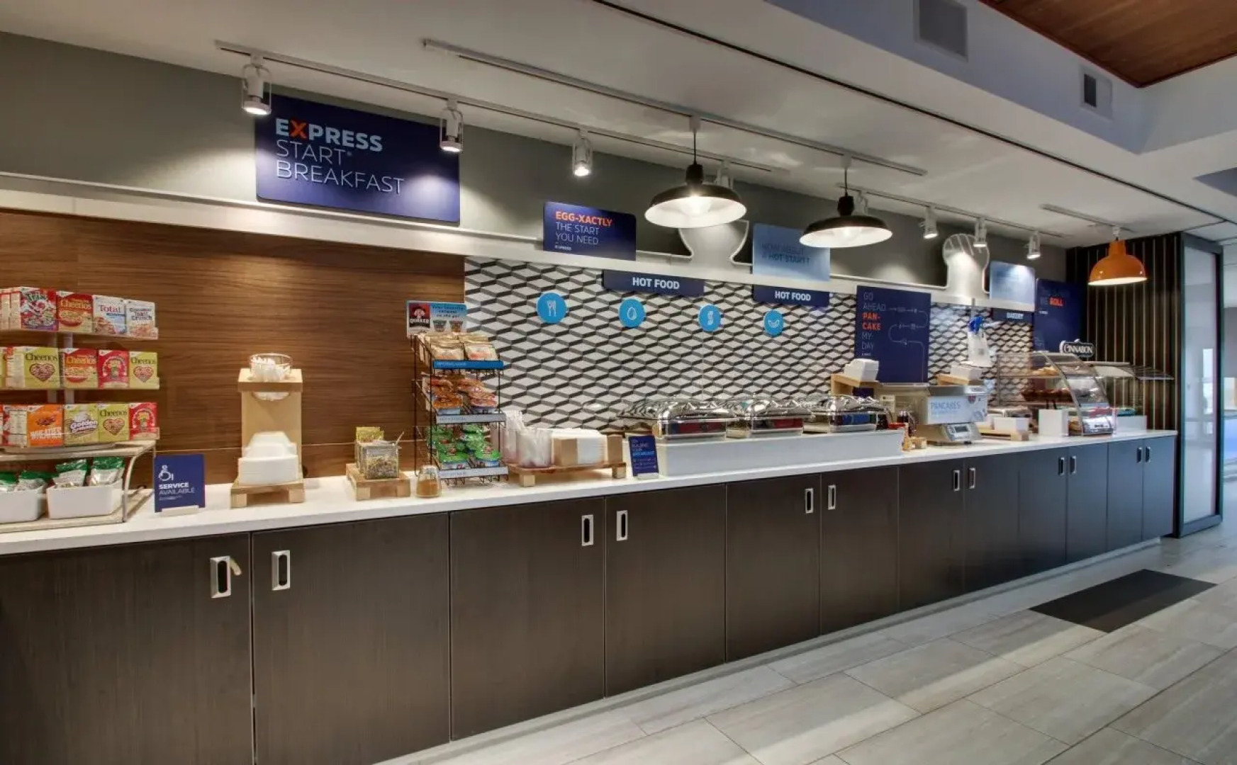 Holiday Inn Express & Suites - Interstate 380 at 33rd Avenue by IHG