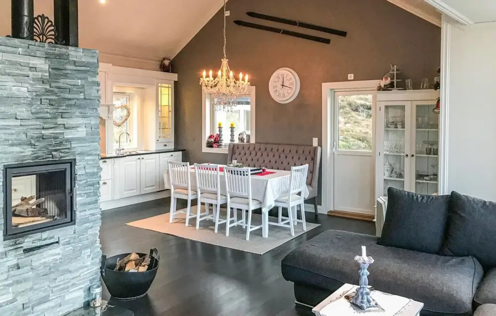 Stunning Home in Stadlandet With 4 Bedrooms and Jacuzzi