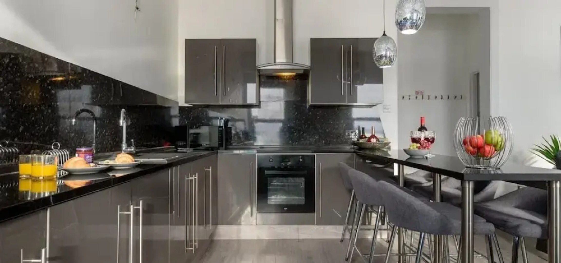 Sandybanks - Stylish apartment on Torquay promenade