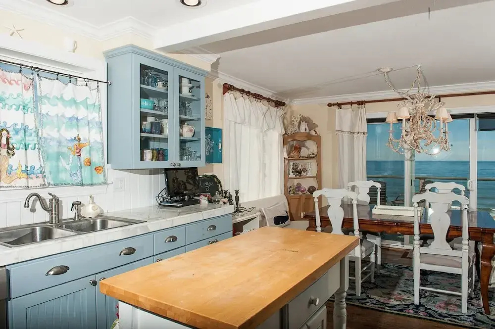 Sea Cliff 3 Br cottage by RedAwning