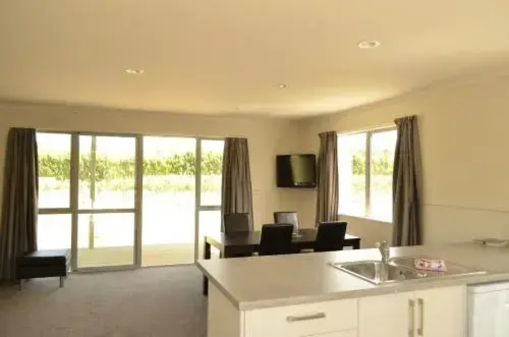 Weaver Estate Wines & Weaver Estate Vineyard Cottages