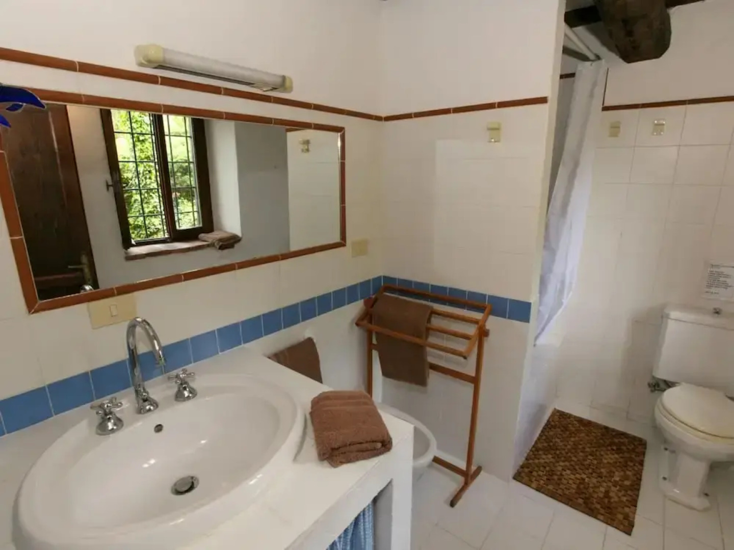 Holiday House with Pool & Large Garden Overlooking Lake near Tuscany