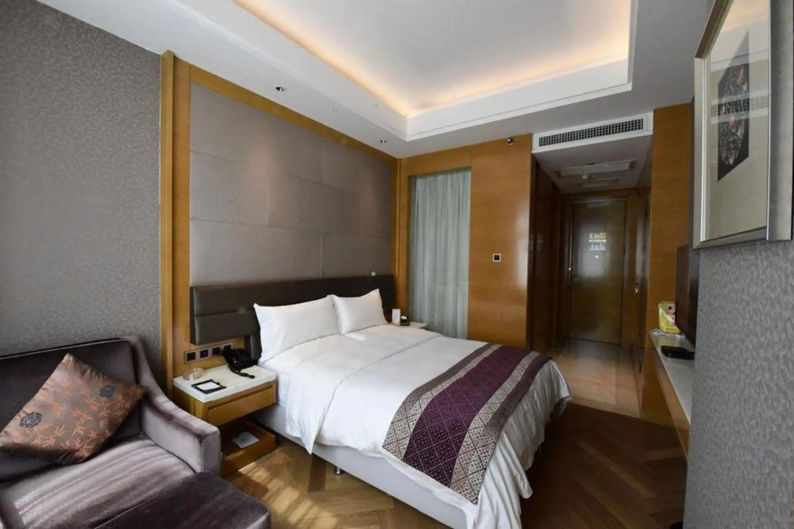 Licheng Ruixuan Hotel (Lingshi Xinjian East Street)