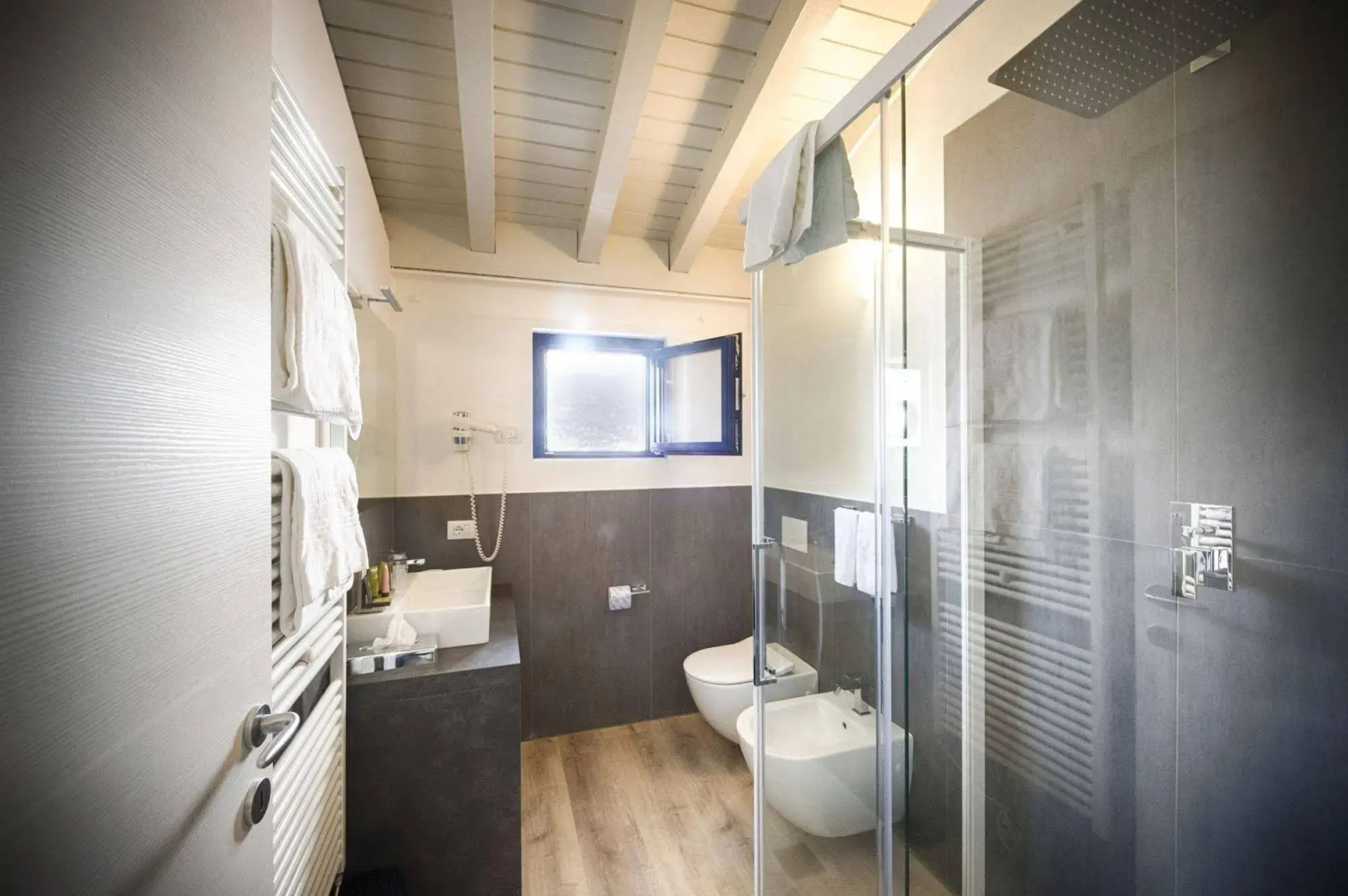 Bella Hotel & Restaurant