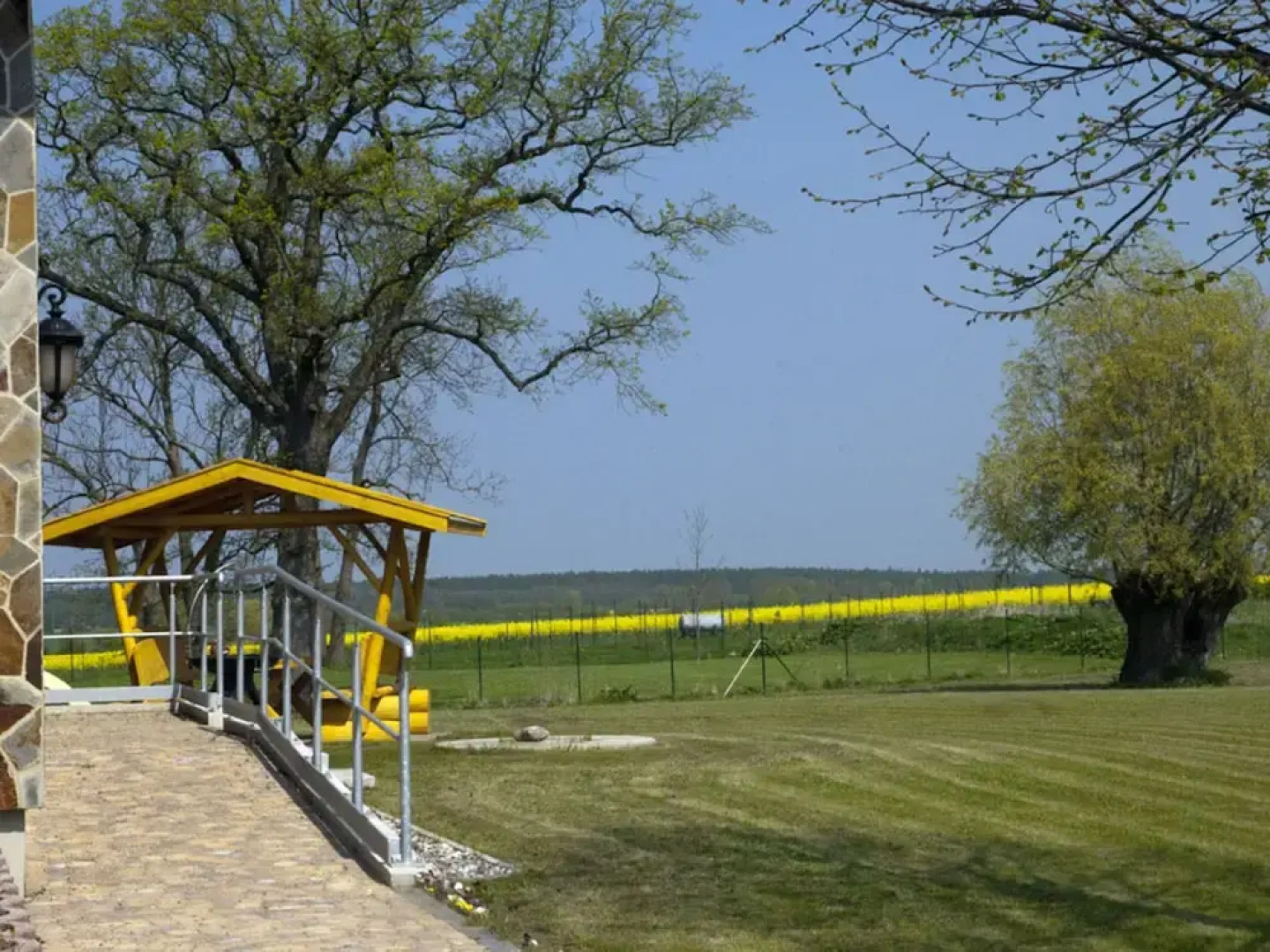 Beachside Apartment in Pepelow with Garden