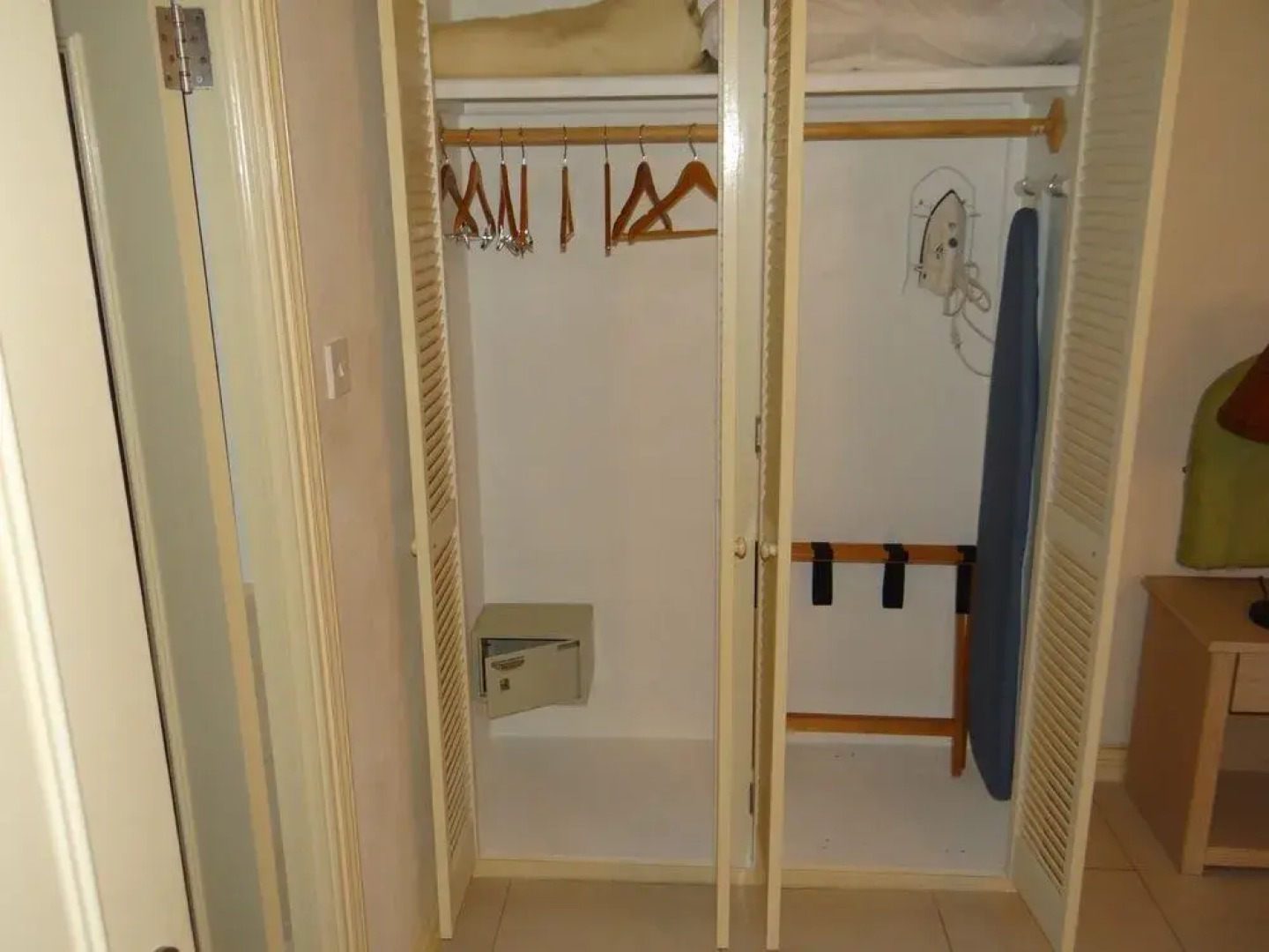 Tropical Winds Apartment Hotel