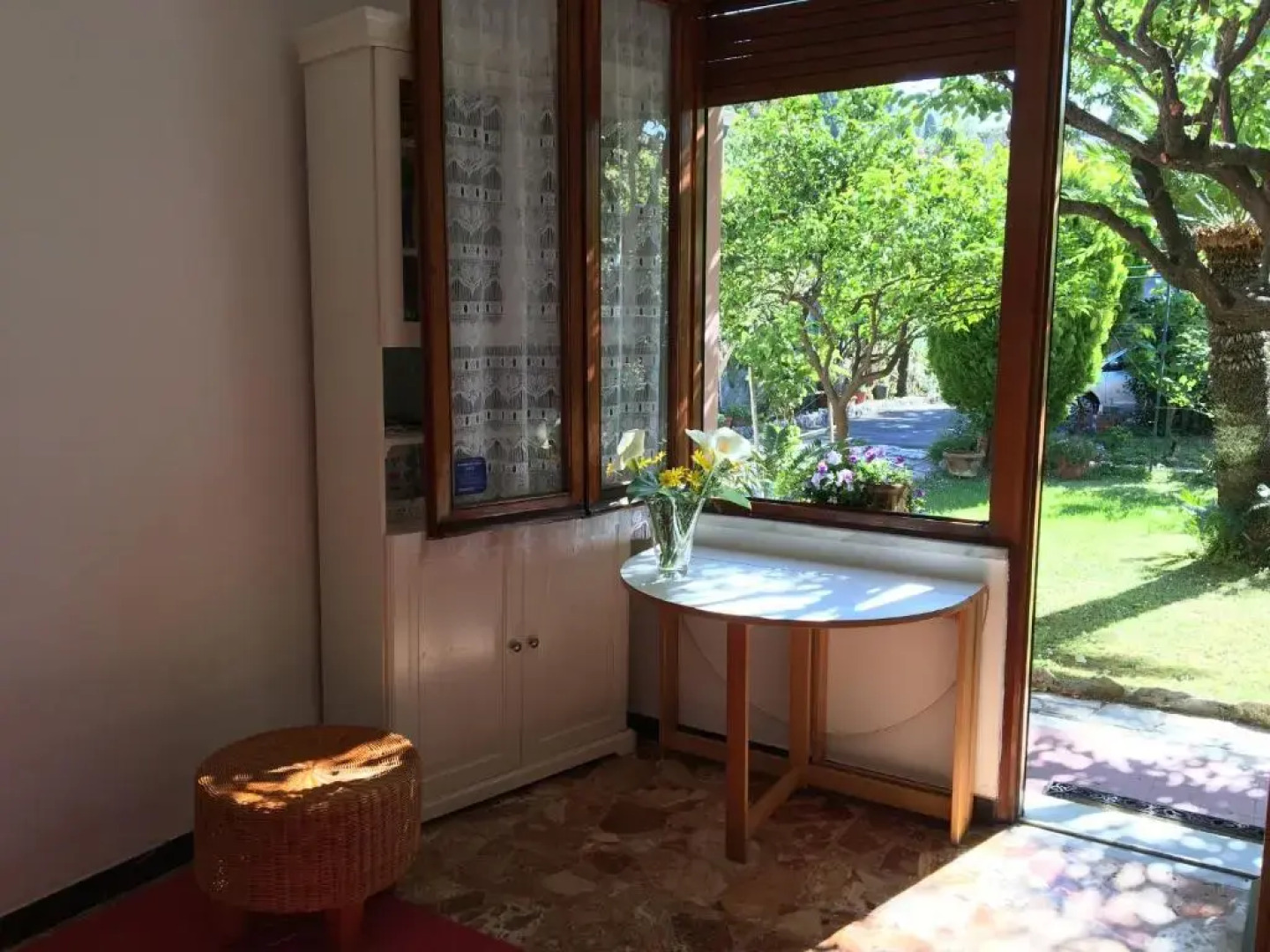 Casa tra il verde e il blu