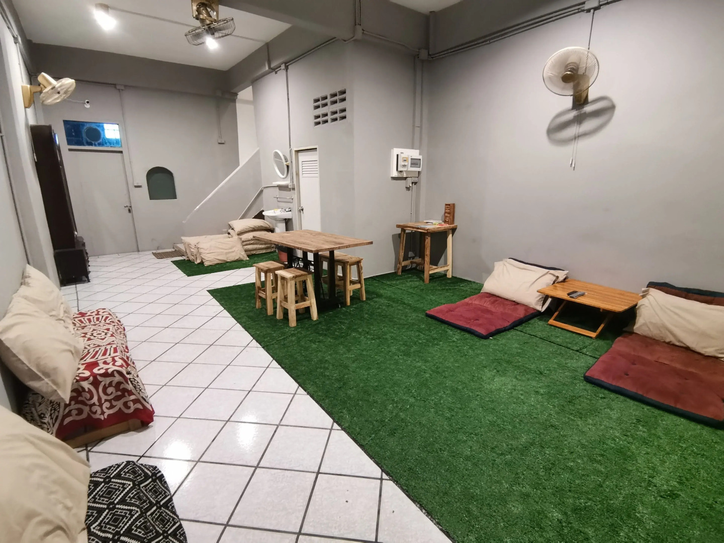 8 Sleepers Street Hostel