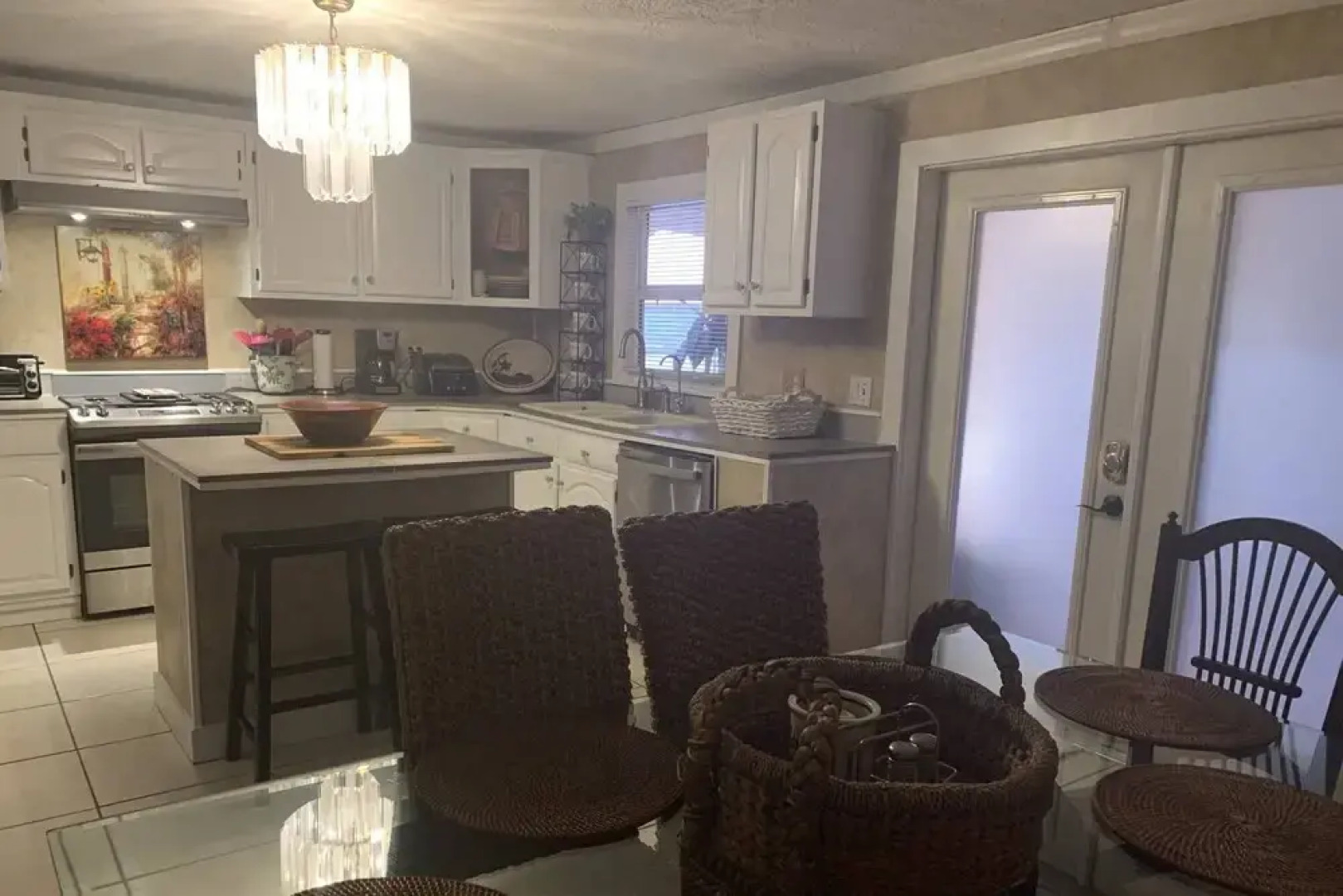 The Secret Garden - The Cottage Near Beach, Shops, Restaurants, Pet Friendly, Close to Lucerne Ave!