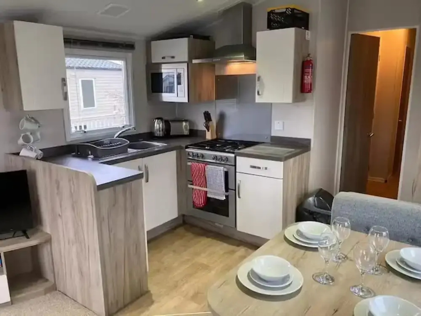 Caravan-sleep8-hottub-freep-balcony-familyfriendly