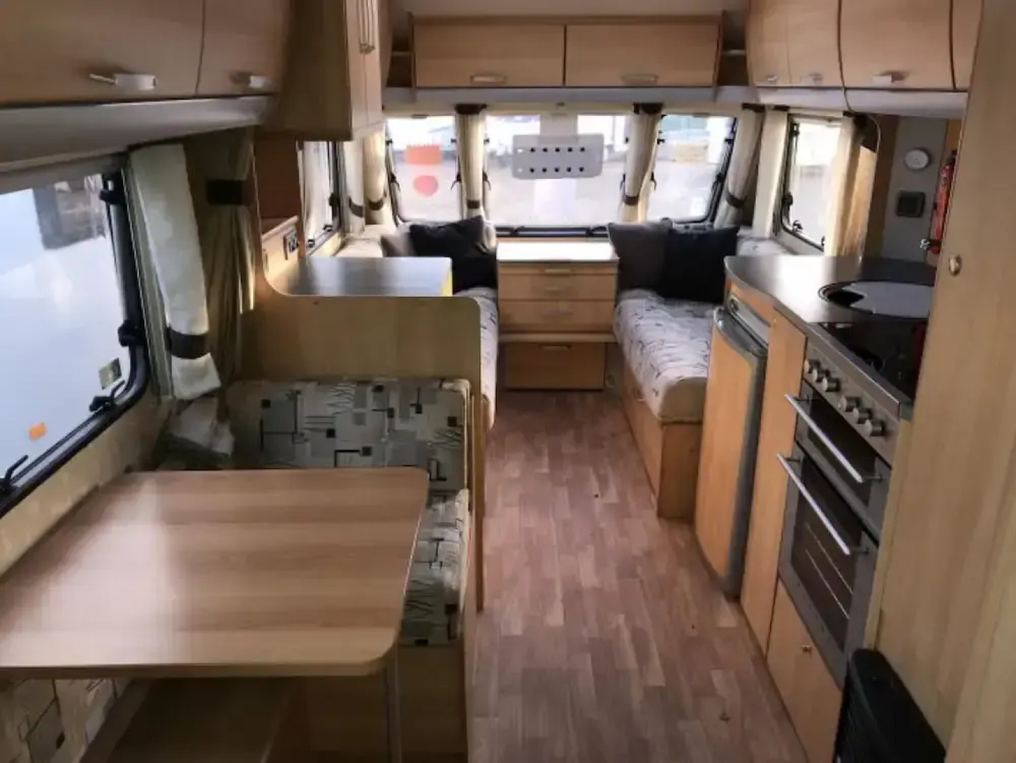 Stayzo Quiet Countryside Setting - Caravan View With Free Wi-fi in the Chiltern Hills