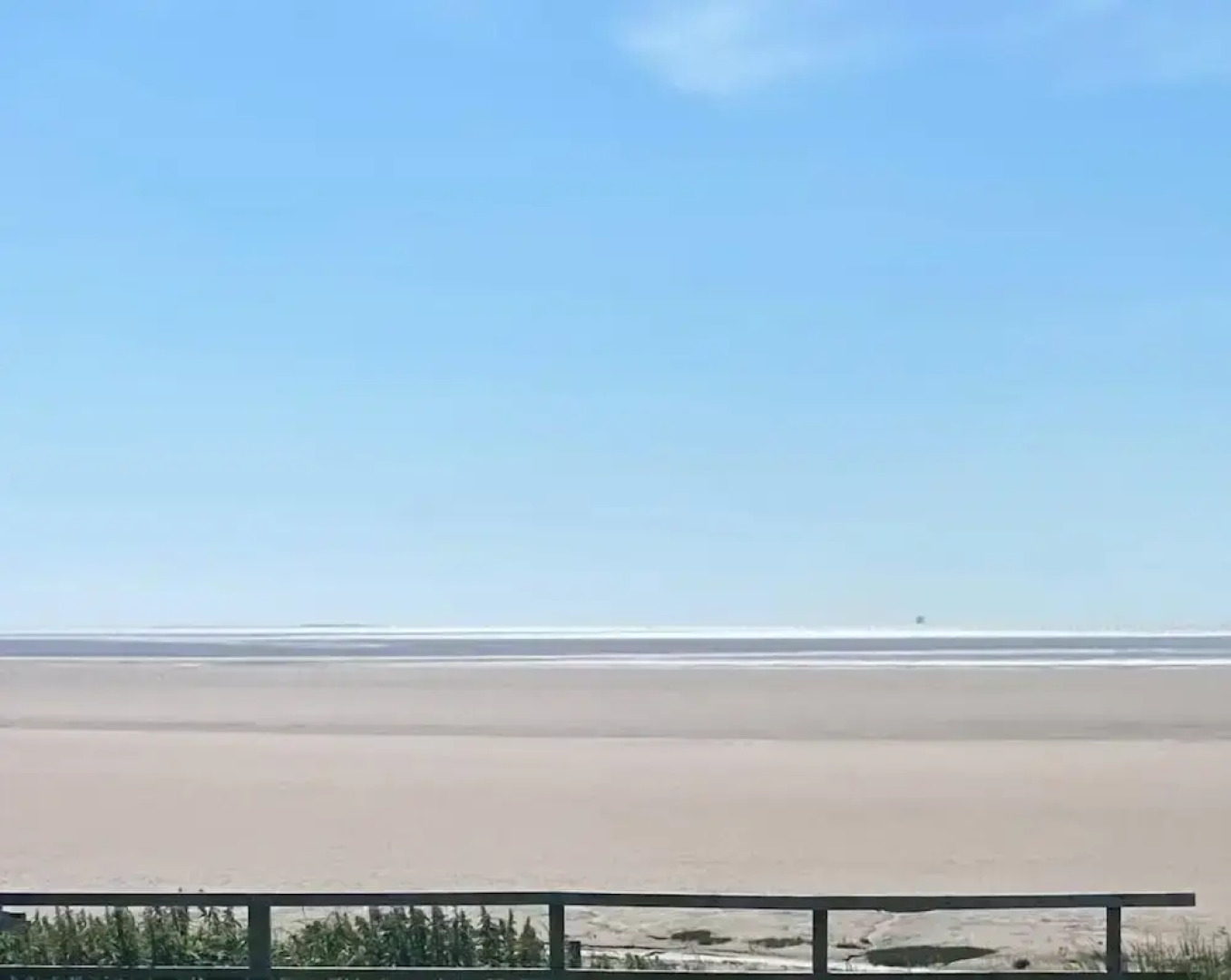 Beachside Holiday Retreat - Sleeps 6 & Parking