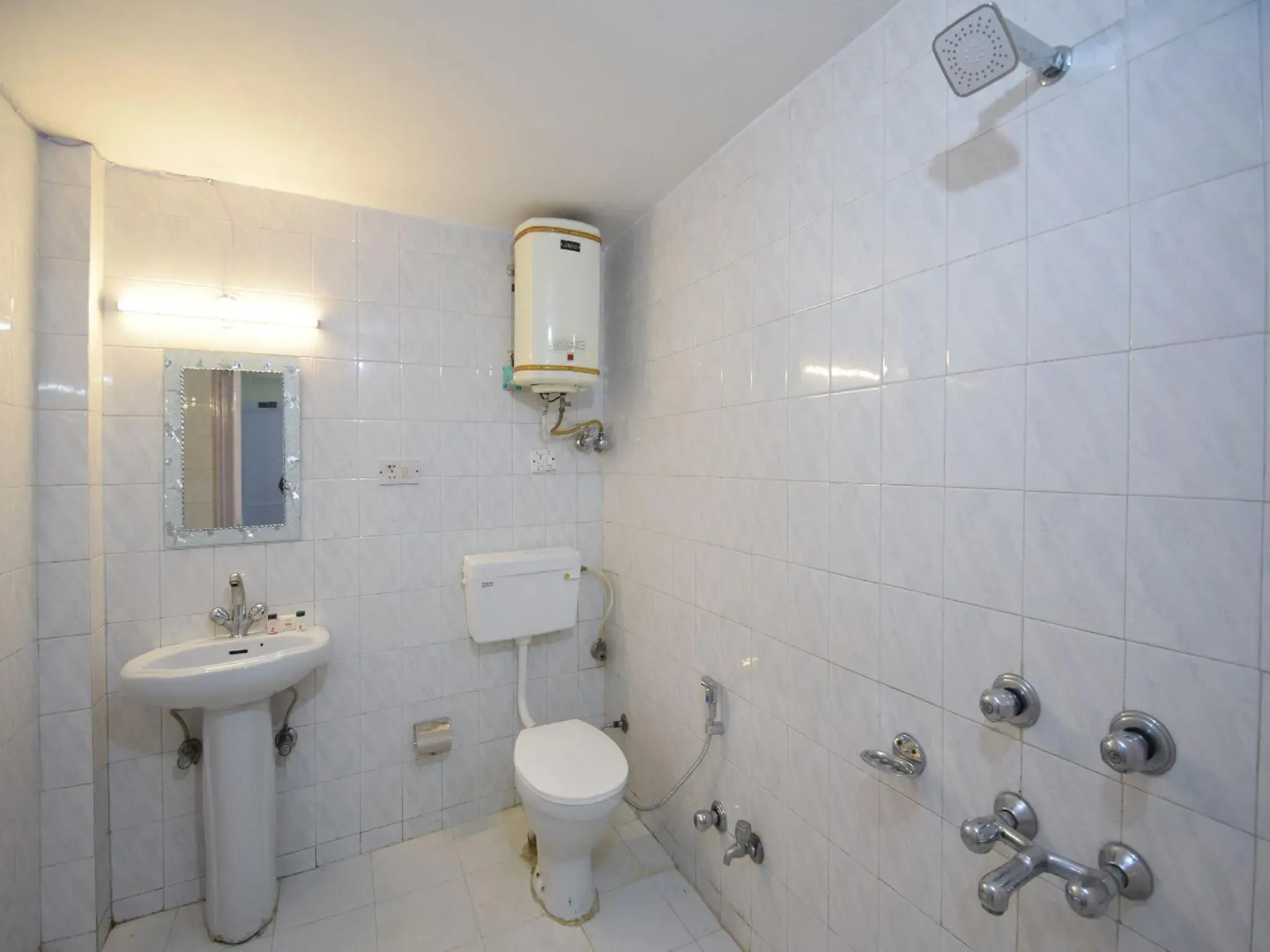 Capital O 11741 Hotel Nest